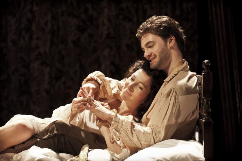 OLDVICduchess01062_Eve Best (Duchess) and Tom Bateman (Antonio)_Credit Johan Persson